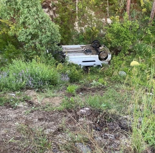 Burdur&rsquo;da otomobil takla attı: 1 &ouml;l&uuml;, 2 yaralı
