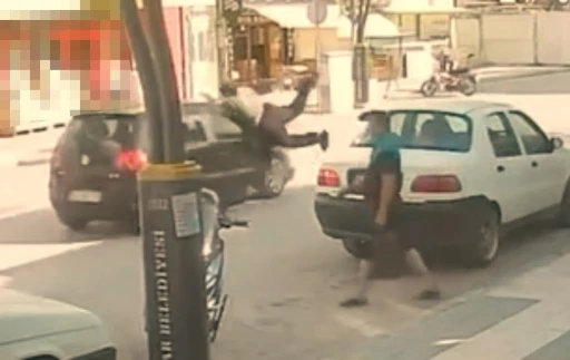 Burdur’da otomobilin çarptığı genç metrelerce havaya savruldu
