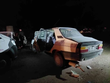 Burdur’da otomobiller kafa kafaya çarpıştı: 1’i çocuk 4 yaralı
