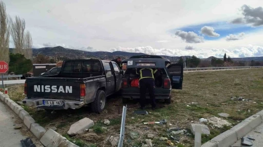 Burdur&rsquo;da pikap ile otomobil &ccedil;arpıştı: 3 yaralı
