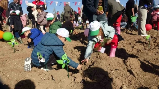 Burdur’da &quot;Geleceğe nefes insanlığa nefes&quot; diyerek 13 bin fidan toprakla buluşturuldu
