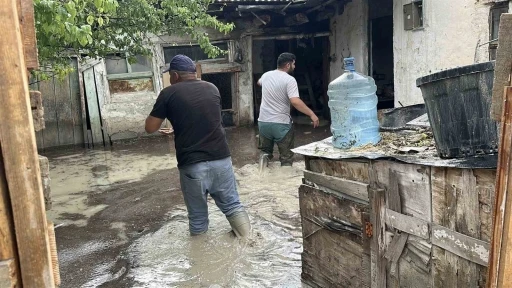 Burdur&rsquo;da sağanak sonrası bazı evleri su bastı
