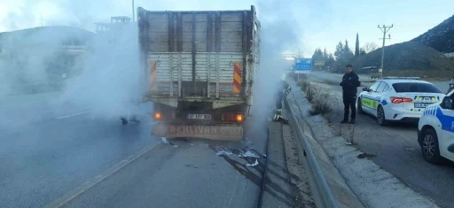 Burdur&rsquo;da seyir halindeki kamyonette yangın

