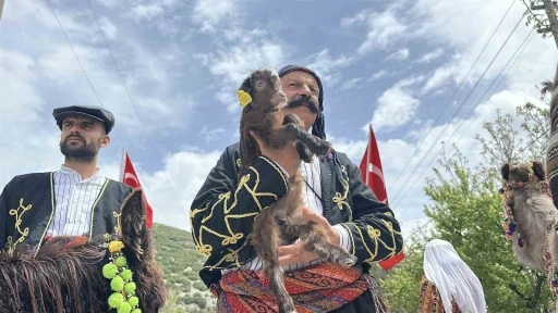 Burdur&rsquo;da temsili Y&ouml;r&uuml;k G&ouml;&ccedil;&uuml;, renkli g&ouml;r&uuml;nt&uuml;lere sahne oldu
