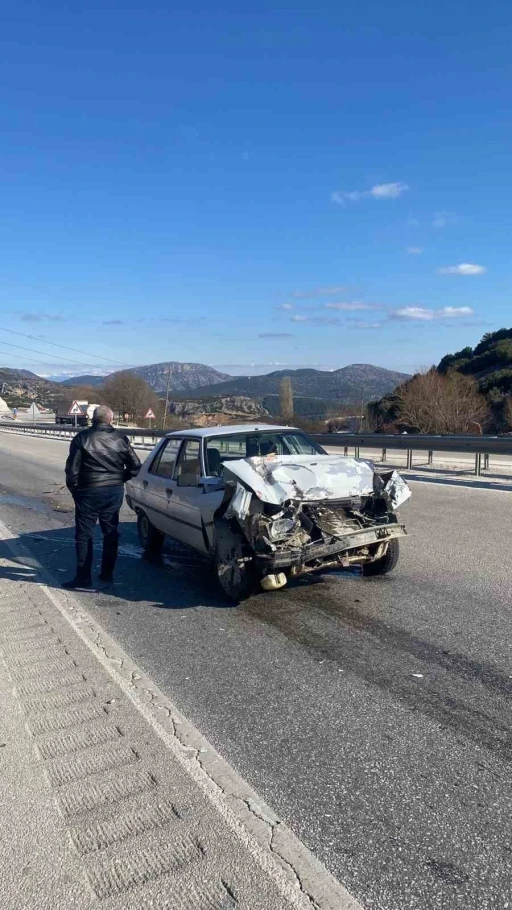 Burdur&rsquo;da tır ile otomobil &ccedil;arpıştı: 1 yaralı
