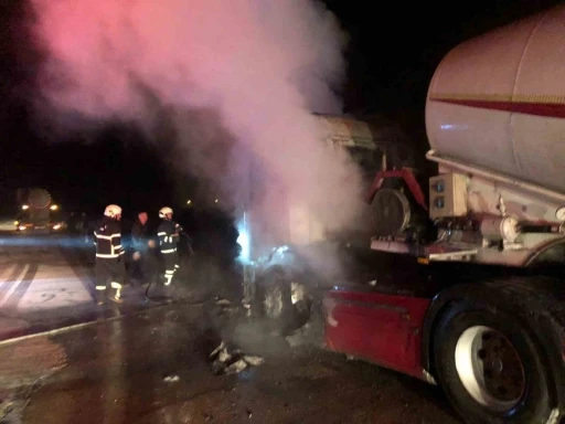 Burdur&rsquo;da tır yanarak kullanılmaz hale geldi
