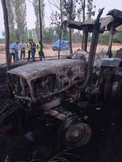 Burdur’da traktörden çıkan yangında 5 dönüm arazi kül oldu
