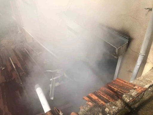 Burdur&rsquo;da yangında mahsur kalan 2 kadını ekipler kurtardı
