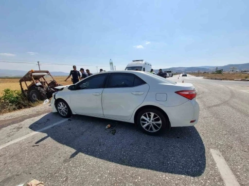 Burdur-Fethiye kara yolunda traktör ile otomobil çarpıştı: 5 yaralı
