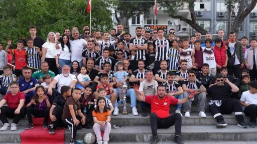 Burhaniye Belediyespor, 25 ma&ccedil;ın tamamını kazanarak şampiyon oldu
