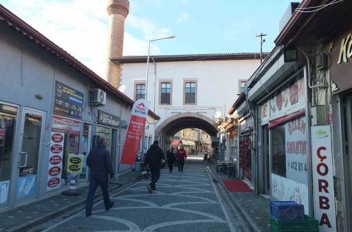 Burhaniye&rsquo;de altından yol ge&ccedil;en Hanay cami ilgi odağı oldu

