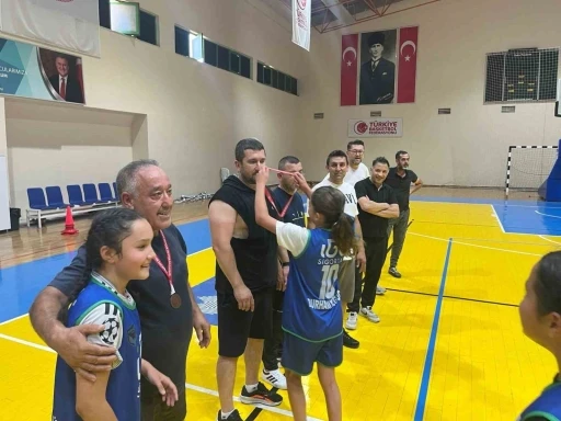 Burhaniye&rsquo;de Babalar G&uuml;n&uuml;&rsquo;ne &ouml;zel basketbol turnuvası
