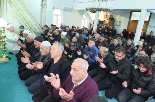 Burhaniye&rsquo;de bayram namazında camiler doldu
