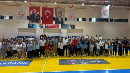 Burhaniye&rsquo;de Geleneksel &Ccedil;ocuk Oyunlarında dereceye girenlere &ouml;d&uuml;lleri verildi
