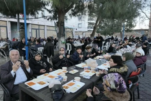 Burhaniye&rsquo;de iki mahallenin iftarı y&uuml;zlerce vatandaşı buluşturdu
