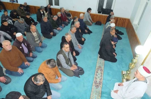 Burhaniye&rsquo;de ilk teravih de camiler doldu
