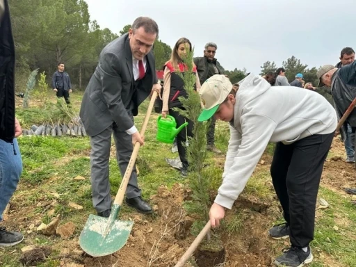 Burhaniye’de Kaymakam Memiş, öğrencilerle fidan dikimi yaptı
