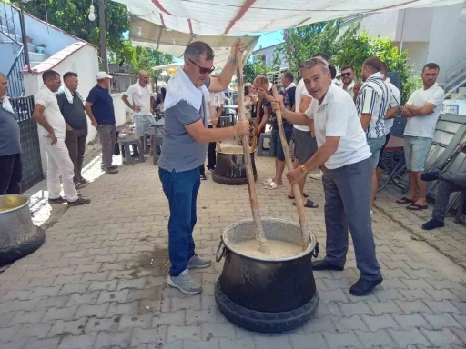 Burhaniye&rsquo;de keşkek d&ouml;vme geleneği devam ediyor
