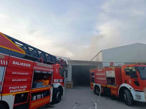 Burhaniye’de marangoz atölyesi alevlere teslim oldu
