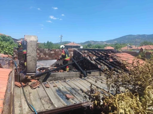 Burhaniye’de odunlukta çıkan yangın eve sıçradı
