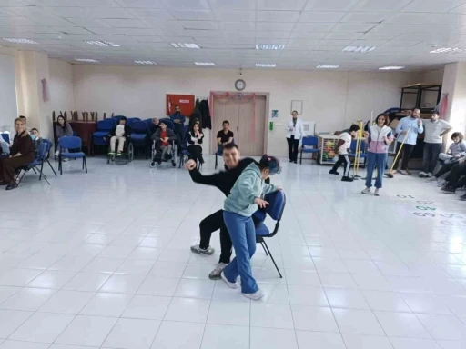 Burhaniye&rsquo;de otizmliler i&ccedil;in etkinlik d&uuml;zenlendi
