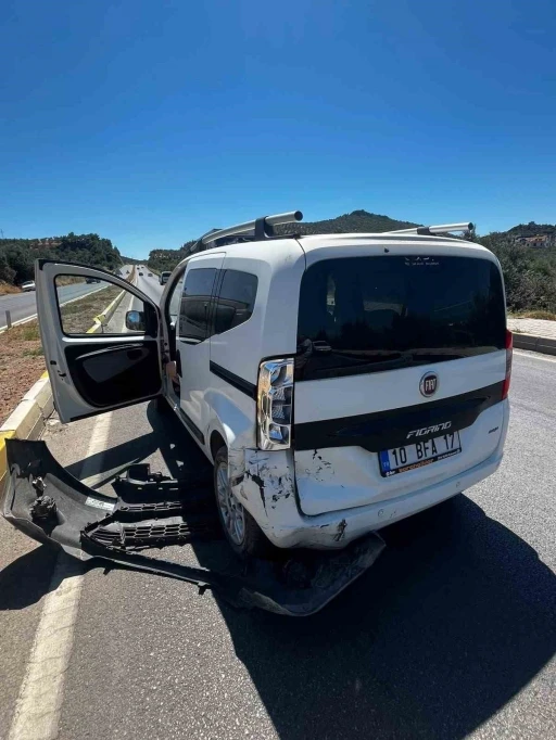 Burhaniye&rsquo;de otomobiller &ccedil;arpıştı
