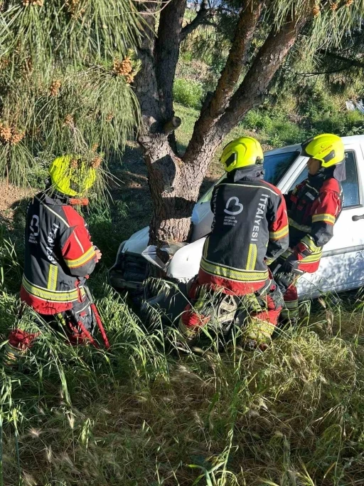 Burhaniye&rsquo;de şarampole d&uuml;şen otomobilin s&uuml;r&uuml;c&uuml; yaralandı
