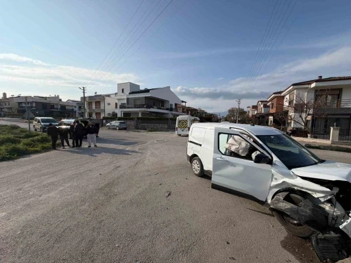 Burhaniye&rsquo;de sık kaza yaşanan kavşağa d&uuml;zenleme yapılması istendi
