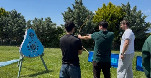 Burhaniye&rsquo;de &uuml;niversiteliler Bahar Şenliğinde coşku yaşadı

