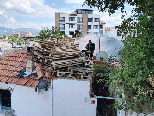 Burhaniye&rsquo;de yanan evde mahsur kalan vatandaşı itfaiye kurtardı
