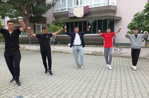 Burhaniyeli gen&ccedil;ler g&ouml;sterilere hazırlanıyorlar
