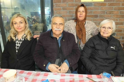Burhaniyeli kadın muhtar 50 yıl sonra ilkokul &ouml;ğretmenini ağırladı
