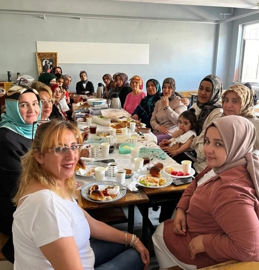 Burhaniyeli kadınların okuma yazma sevinci
