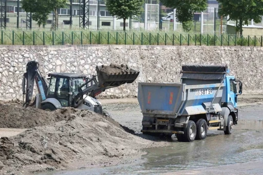 Bursa B&uuml;y&uuml;kşehir&rsquo;den H&uuml;davendigar&rsquo;da dere temizliği
