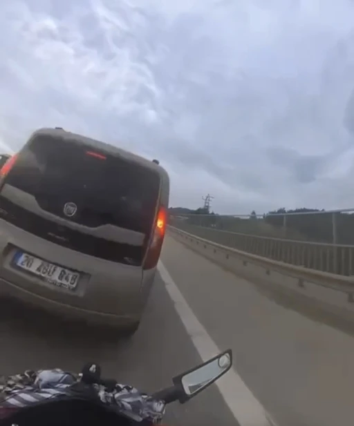 Bursa&rsquo;da 113 kilometre hızla giden motosikletli &ccedil;arptığı araca girdi
