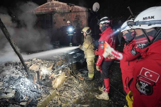 Bursa’da 18 ahşap ev alev alev yandı
