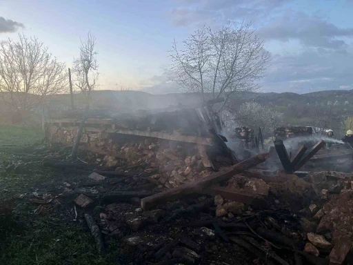 Bursa&rsquo;da 2 katlı ev alevlere teslim oldu
