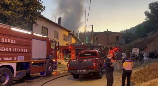 Bursa&rsquo;da 2 katlı evde &ccedil;ıkan yangında 30 yaşındaki gen&ccedil; hayatını kaybetti
