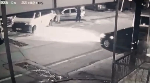 Bursa&rsquo;da 2 kişinin ağır yaralandığı silahlı saldırı kameraya yansıdı
