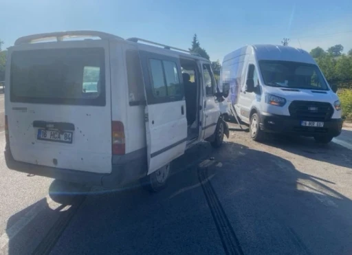 Bursa&rsquo;da 2 minib&uuml;s &ccedil;arpıştı : 4 kişi yaralandı
