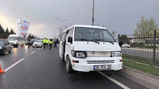 Bursa’da 3 aracın karıştığı kazada 4 kişi yaralandı
