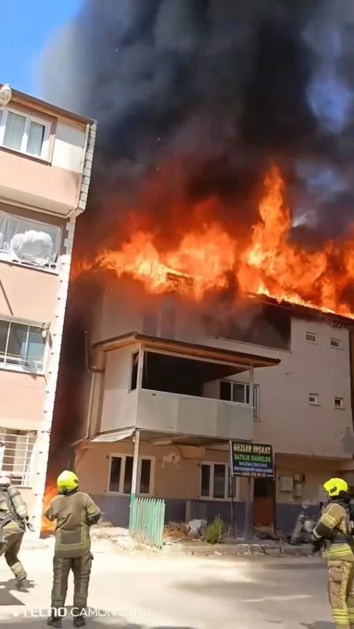 Bursa&rsquo;da 3 katlı binanın &ccedil;atısı alevlere teslim oldu
