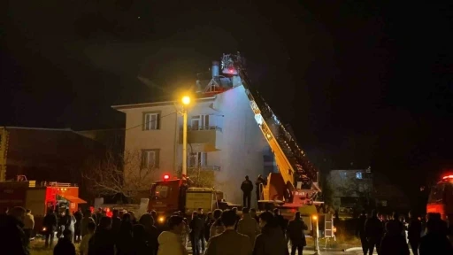 Bursa&rsquo;da 3 katlı binanın &ccedil;atısında yangın
