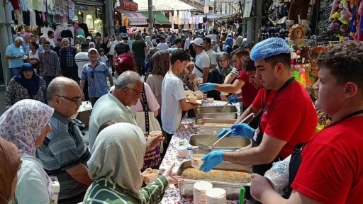 Bursa&rsquo;da 30 yıllık gelenek...Tuzpazarı esnafı 5 bin kişiye aşure ikram etti

