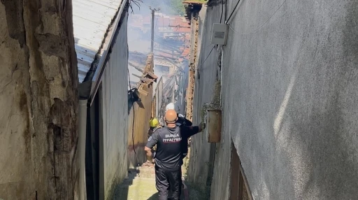 Bursa&rsquo;da 4 ev alevlere teslim oldu, itfaiye dar sokakta zamana karşı m&uuml;cadele veriyor

