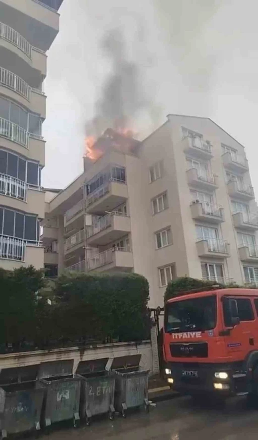 Bursa’da 5 katlı binanın çatısı alevlere teslim oldu
