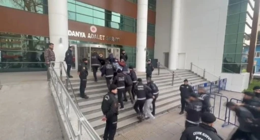Bursa&rsquo;da 700 polisle şafak operasyonu...Camdan uyuşturucuyu b&ouml;yle atmak istedi
