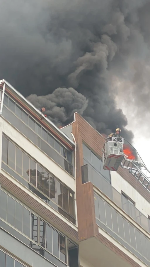 Bursa&rsquo;da 8 katlı sitede can pazarı...Yangında mahsur kaldı, b&ouml;yle kurtarıldı
