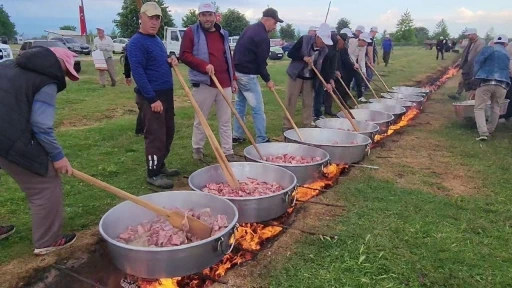 Bursa’da 80 yıllık gelenek...47 küçükbaş 2 büyükbaş kestiler
