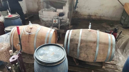 Bursa&rsquo;da 800 litre ka&ccedil;ak şarap ele ge&ccedil;irildi
